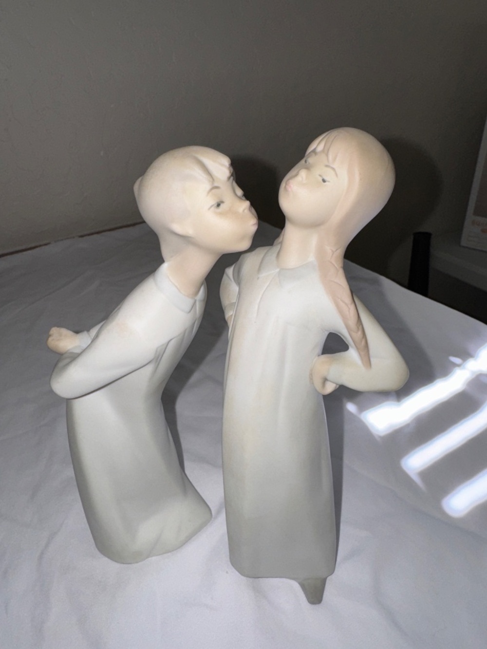 NAO/Lladró: figurine pair featuring a playful boy and girl leaning
